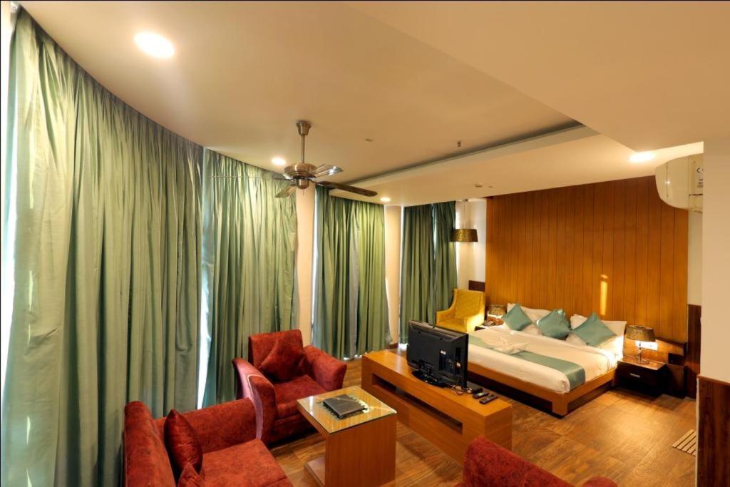 רישיקש Hotel The Amaris מראה חיצוני תמונה